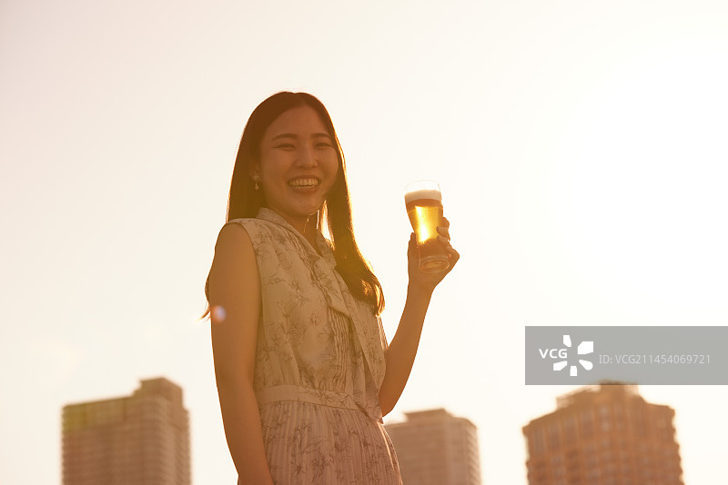 喝啤酒的日本女人图片素材