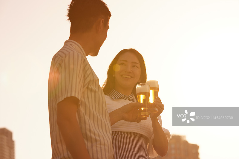 喝啤酒的日本人图片素材