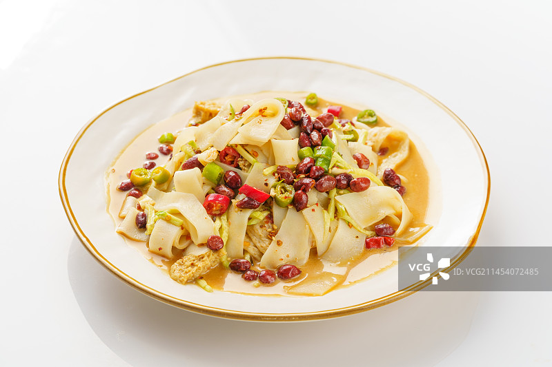 单色背景下的特色中餐凉皮面图片素材