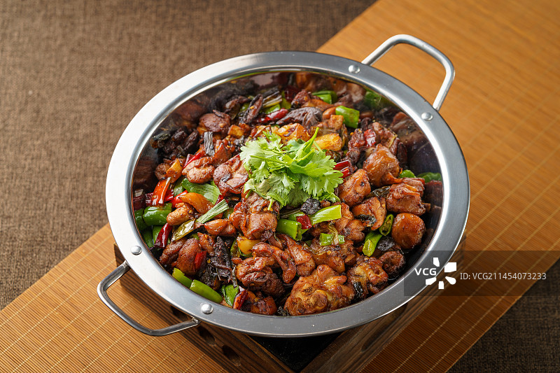 暗色背景下的特色川菜干锅鸡图片素材
