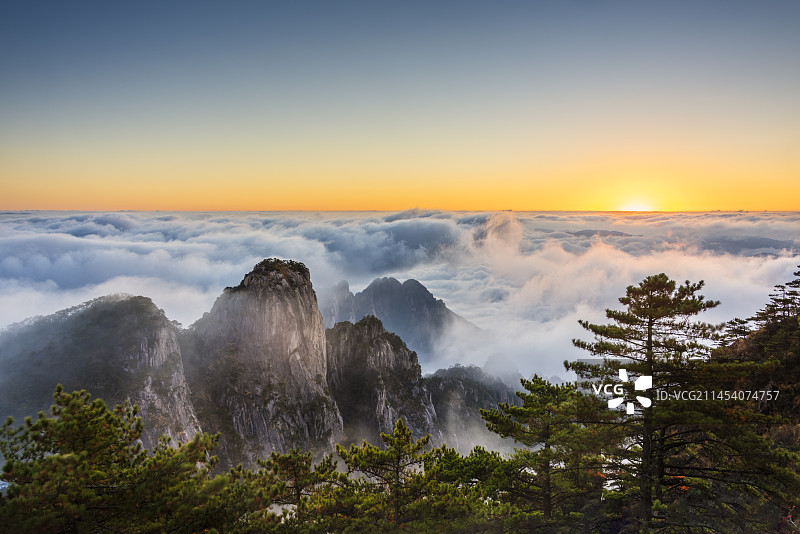 中国安徽黄山白鹅岭日出云海风光图片素材