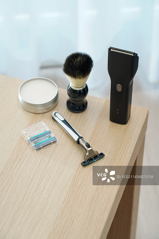 男士理容店中的剃须刀和胡刷图片素材