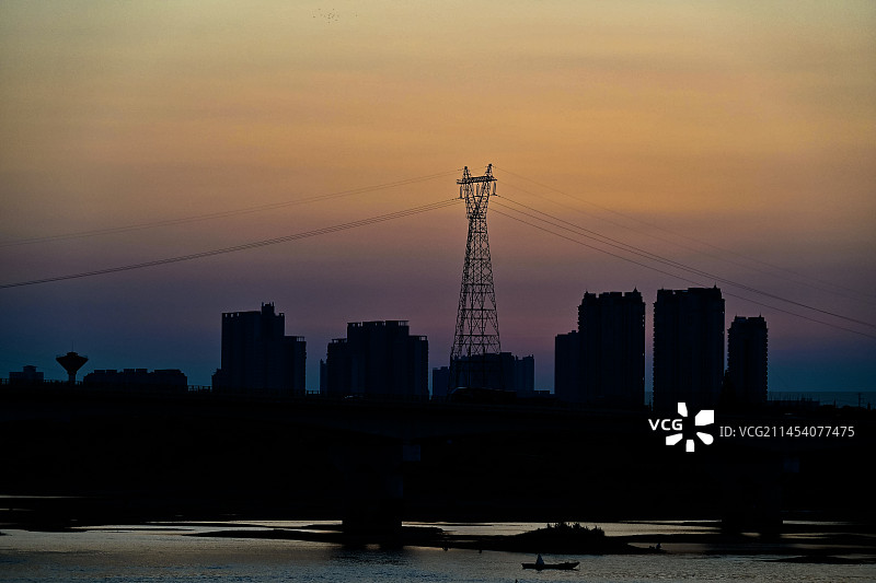 日落后城市的剪影图片素材