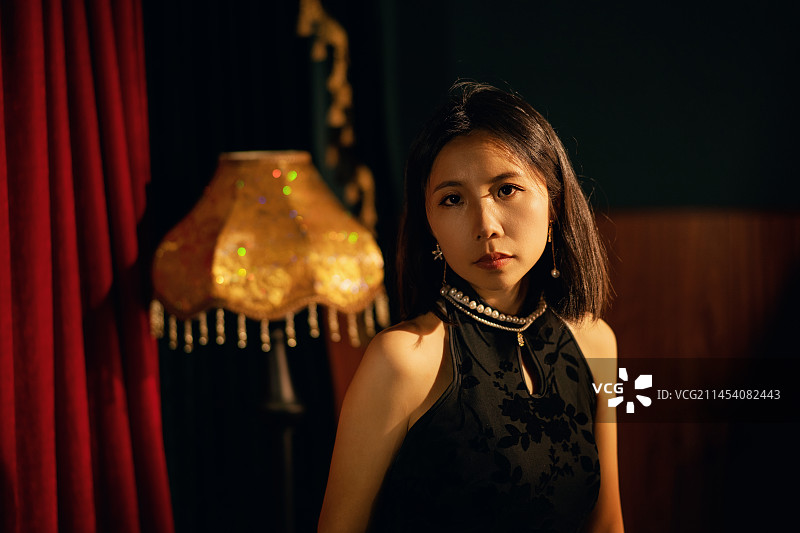 中国中式传统穿着旗袍发牌的女子图片素材