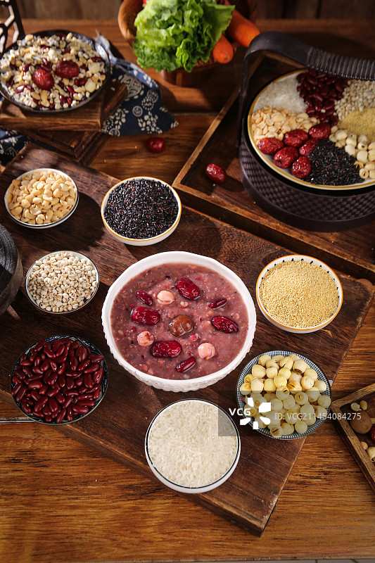 木底上的腊八粥图片素材