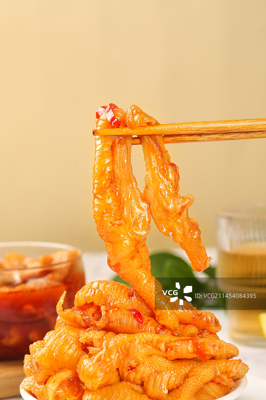 浅底上的无骨鸡爪图片素材