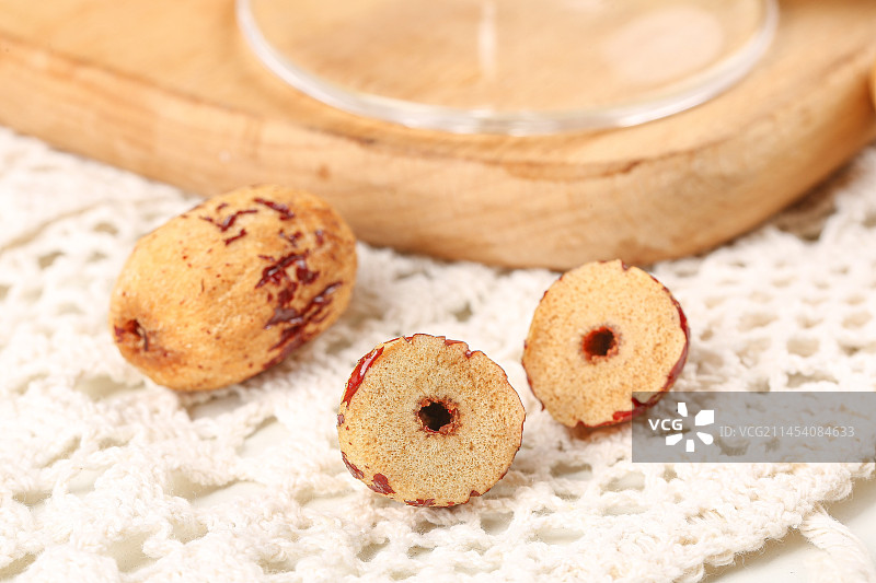 浅底上的去皮无核枣图片素材