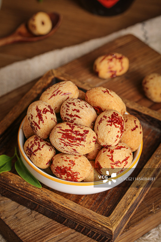 深底上的去皮无核枣图片素材