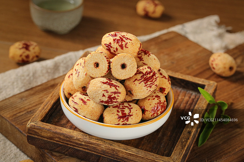 深底上的去皮无核枣图片素材