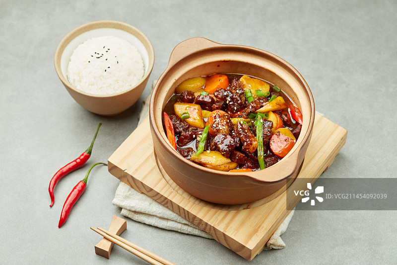 黄焖牛肉煲图片素材
