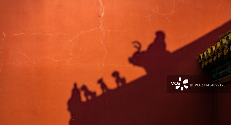 北京故宫脊兽红墙光影图片素材