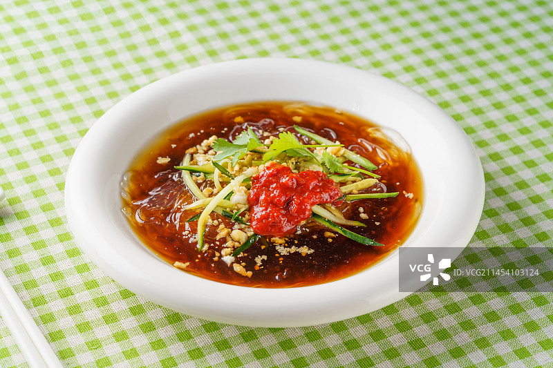 淡色背景下的青岛凉粉图片素材