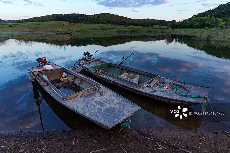 停靠在水边的小铁船图片素材