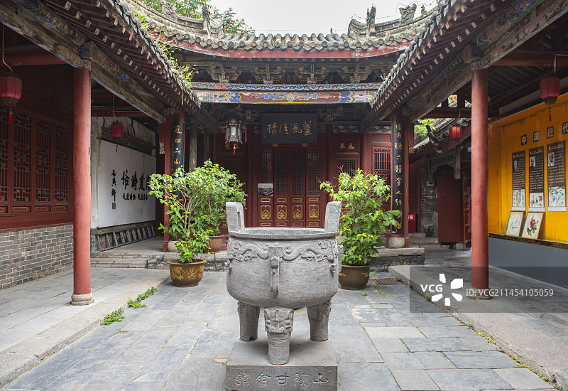 中国河南开封古建筑山陕甘会馆照壁牌戏楼木雕刻工艺图片素材