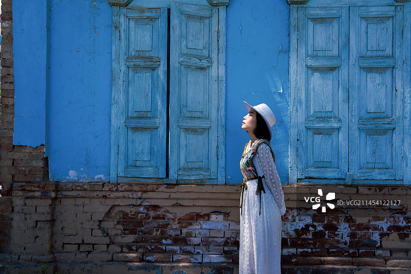 在新疆伊犁的首府伊宁喀赞其景区闲逛旅行的女性游客图片素材