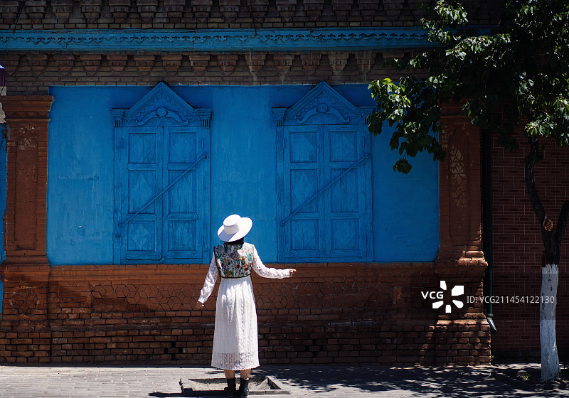在新疆伊犁的首府伊宁喀赞其景区闲逛旅行的女性游客图片素材