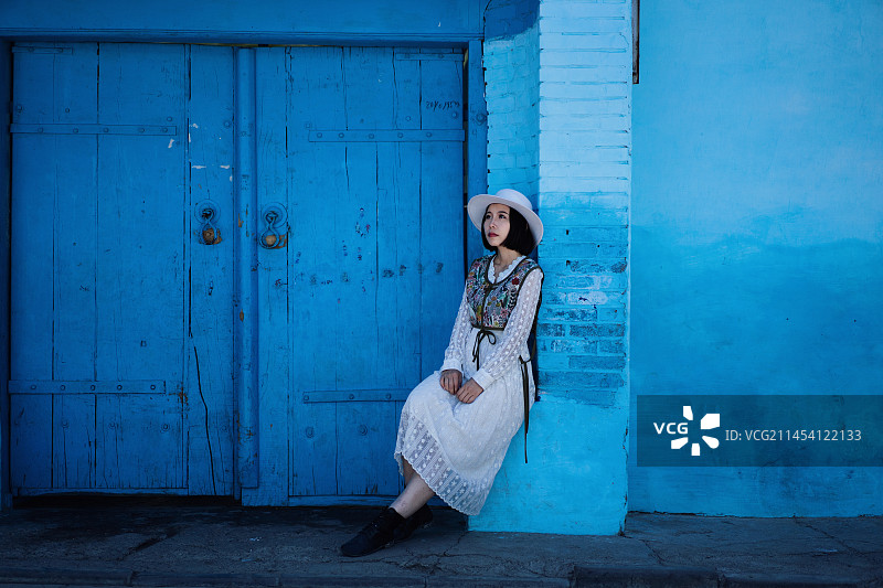 在新疆伊犁的首府伊宁喀赞其景区闲逛旅行的女性游客图片素材