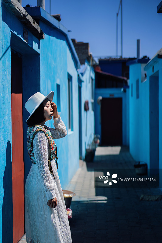 在新疆伊犁的首府伊宁喀赞其景区闲逛旅行的女性游客图片素材