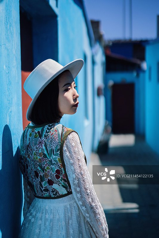 在新疆伊犁的首府伊宁喀赞其景区闲逛旅行的女性游客图片素材