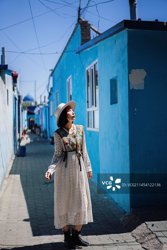 在新疆伊犁的首府伊宁喀赞其景区闲逛旅行的女性游客图片素材