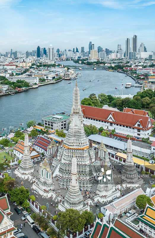 泰国曼谷郑王庙湄南河航拍城市天际线风光图片素材
