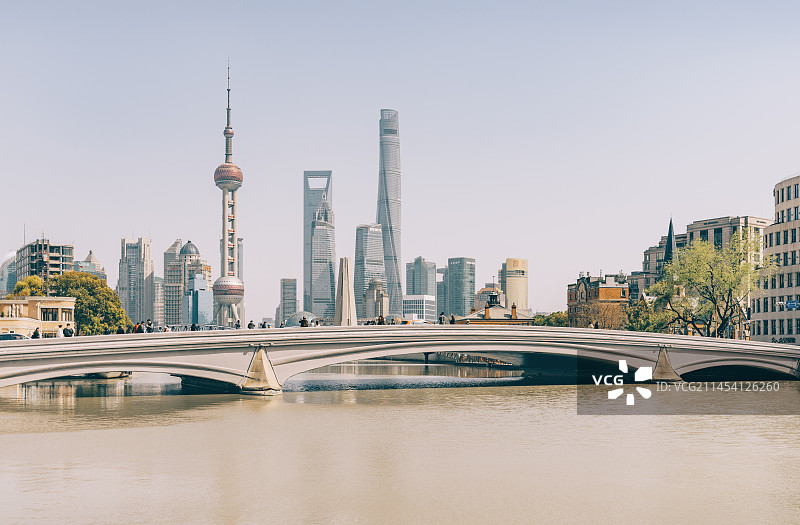上海乍浦路桥与陆家嘴摩天大楼图片素材