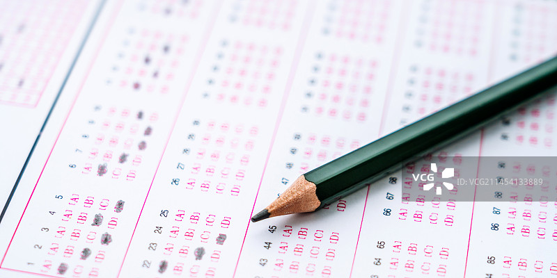 考试答题卡和一支铅笔图片素材