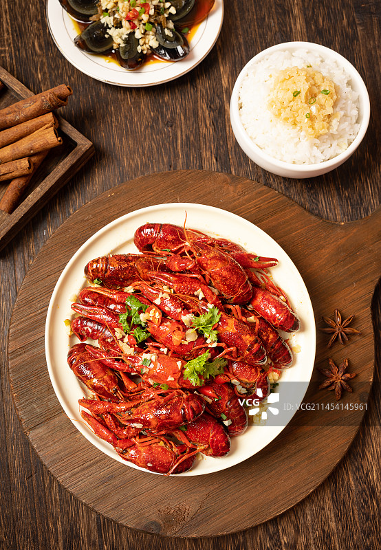 深色木板上盘子里的小龙虾图片素材