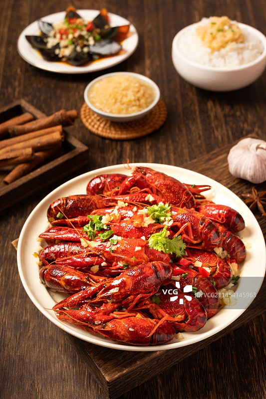 深色木板上盘子里的小龙虾图片素材