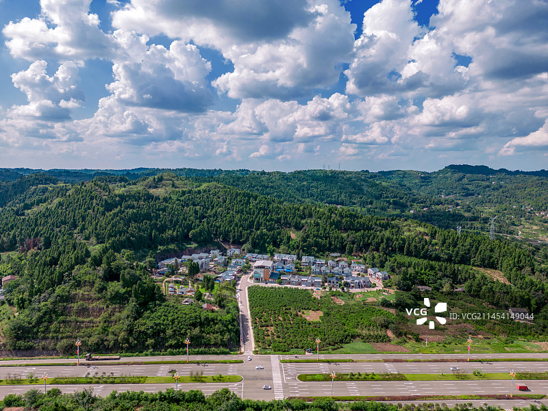高视角航拍云卷云舒新村美图片素材
