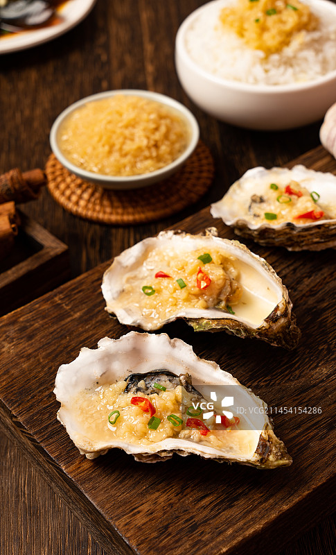 暗色木板上的蒜蓉生蚝图片素材