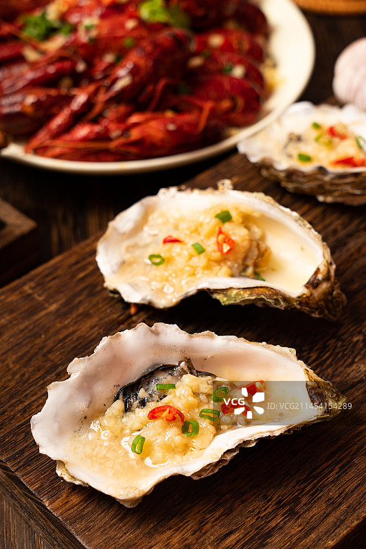 暗色木板上的蒜蓉生蚝图片素材