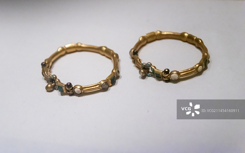 中国国家博物馆 镶珍珠宝石金手镯 隋朝图片素材