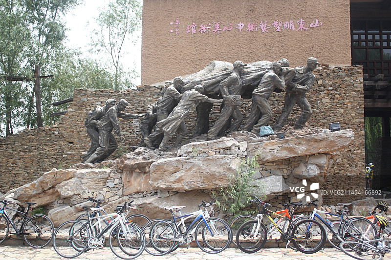 中国国内著名旅游景点摄影主题，山东省济南雕塑艺术中心美术馆门口的雕塑，户外白昼无人图像摄影图片素材