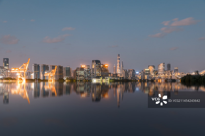 上海市徐汇区徐汇滨江大道黄浦江落日时分图片素材