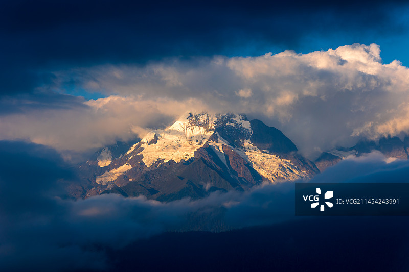 云南早晨被云雾笼罩的梅里雪山图片素材
