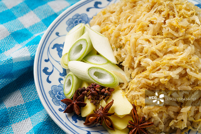 蓝色背景下的东北酸菜图片素材