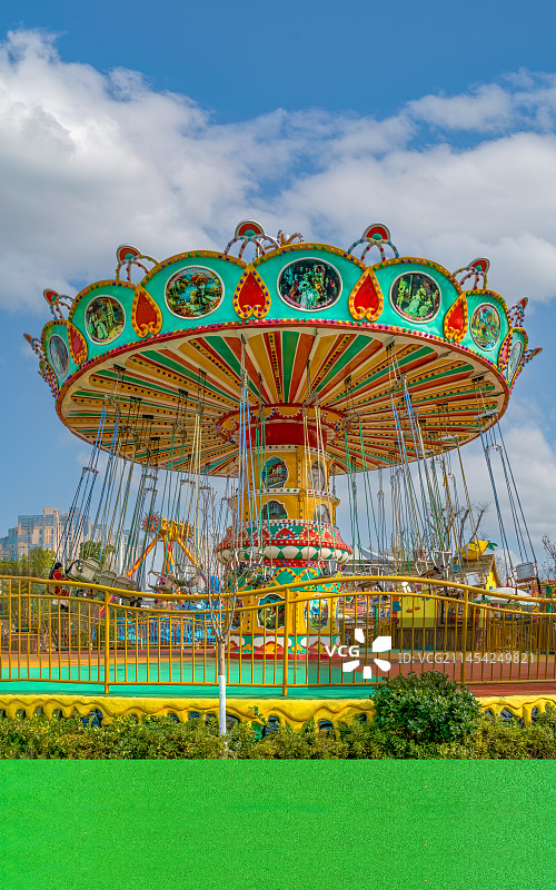 城市公园游乐场的旋转飞椅,空中转椅,快乐,特写图片素材