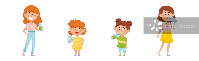 女人和女孩喝玻璃杯里的水图片素材