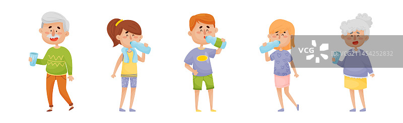 男人和女人用玻璃杯喝水图片素材