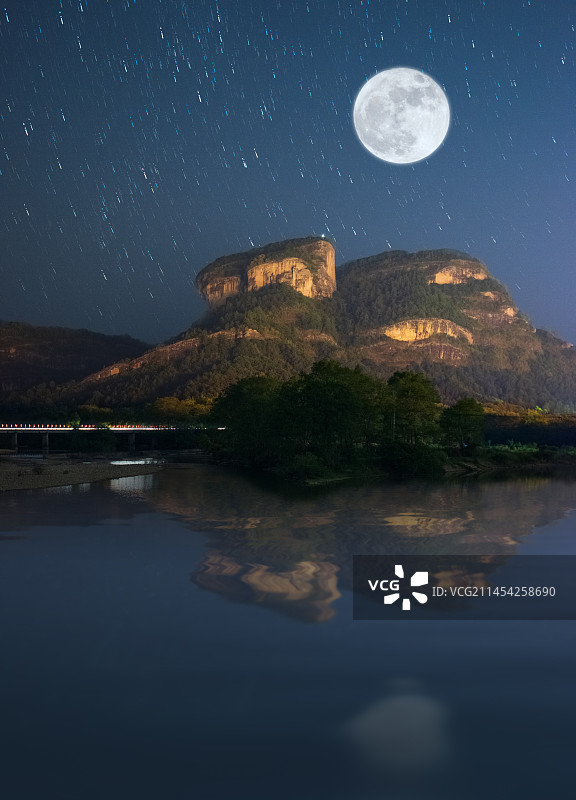 福建武夷山大王峰夜晚景观和一轮中秋节满月图片素材