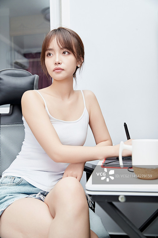 居家在电脑前工作的亚洲少女图片素材