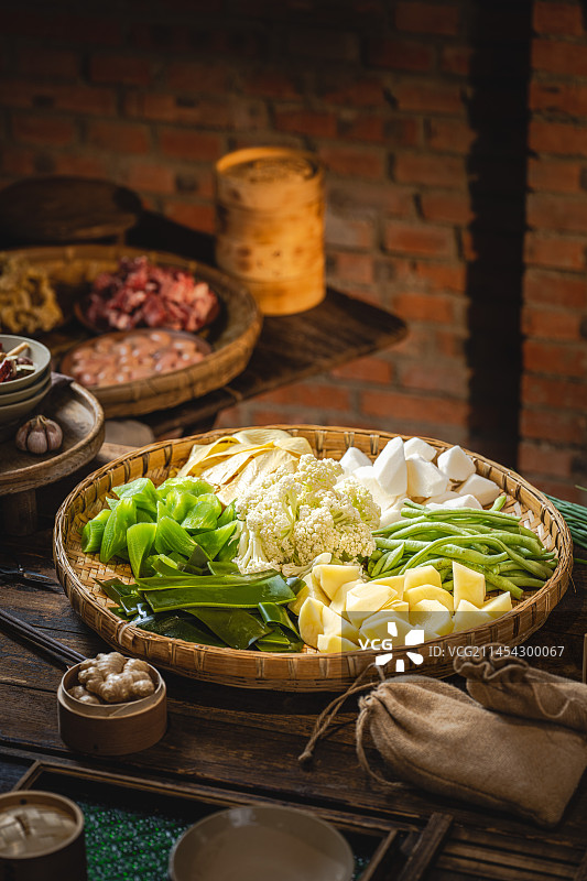 国产美食农家菜儿时的味道装在簸箕里的新鲜蔬菜 时蔬 麻辣烫菜品图片素材