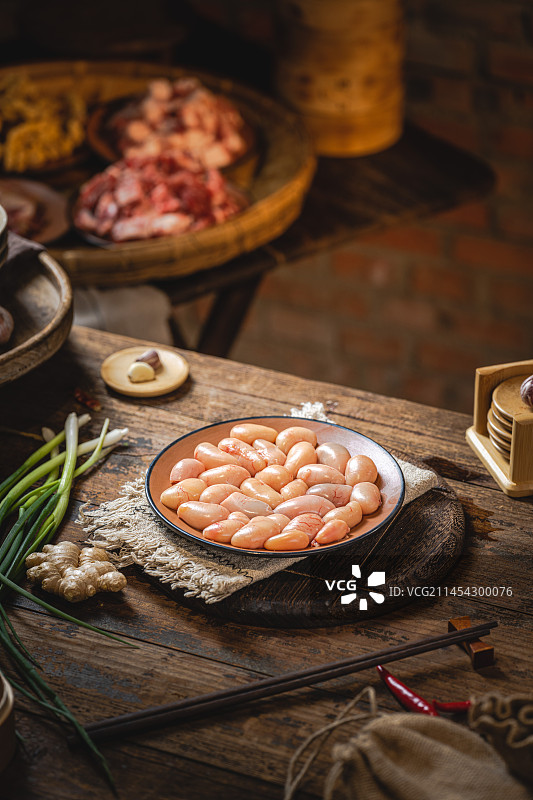 国产美食农家菜儿时的味道 复古 仿古背景 乡下的新鲜鸡肾图片素材