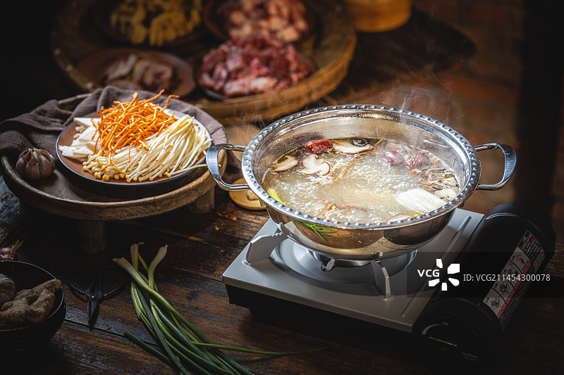 国产美食农家菜儿时的味道红砖墙下的菌菇汤图片素材