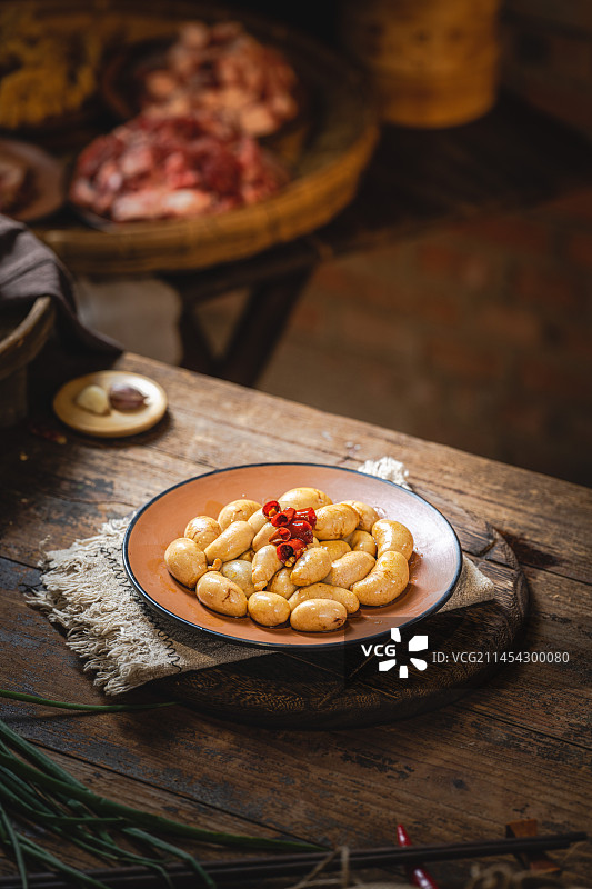 国产美食农家菜儿时的味道红砖墙下卤鸡肾图片素材