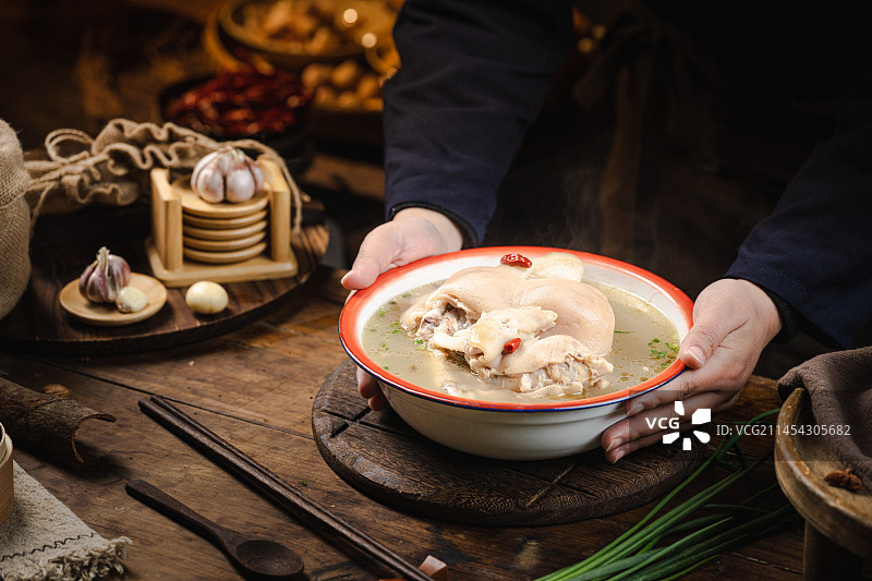 复古怀旧风格农家小碗菜工作餐蹄花汤猪蹄汤炖猪脚蹄膀端上桌成都市井美食图片素材