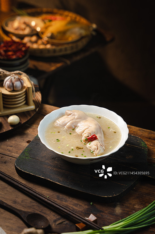 复古怀旧风格农家小碗菜工作餐蹄花汤猪蹄汤炖猪脚蹄膀用勺子给蹄花浇汤成都市井美食图片素材