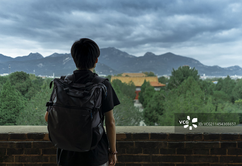 中国山东泰安著名景点泰山旅行旅游目的地风景区，站在泰山第一行宫岱庙遥望远处的泰山户外白昼无人图像摄影图片素材