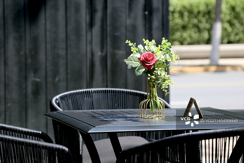 户外餐桌装饰鲜花图片素材